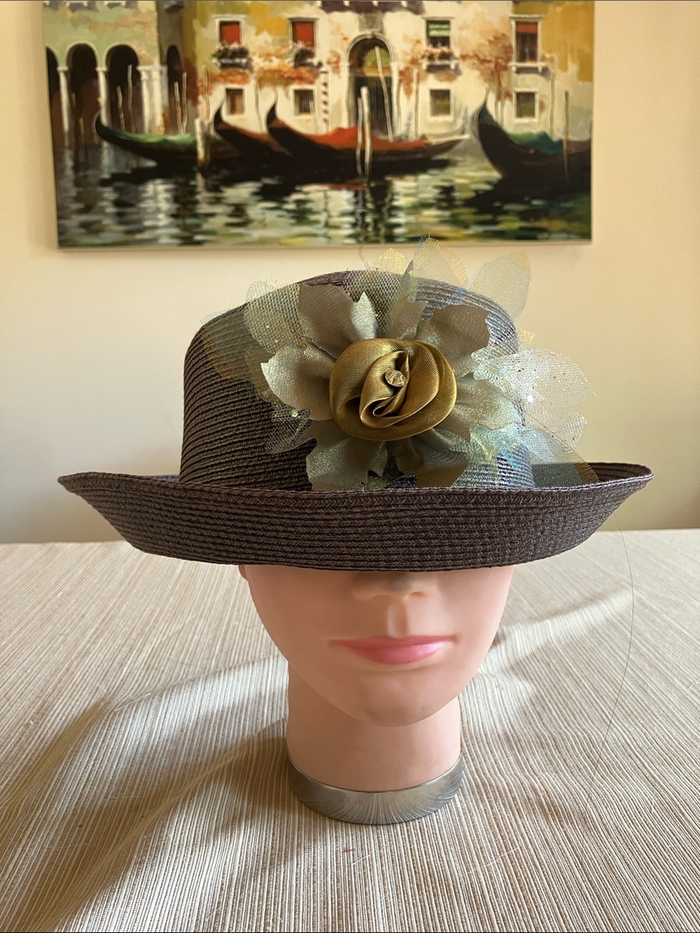 Elegant Brown Women’s Hat with Decorative Flower